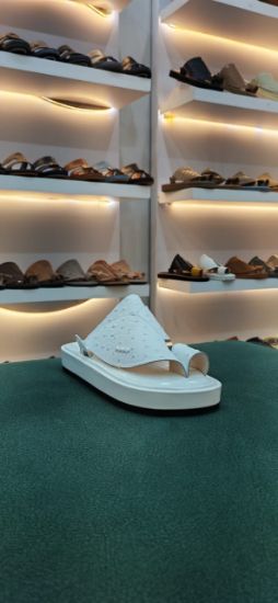 صورة حذاء شرقي جلد تمساح ارضيه ملبس مريح ومانع الانزلاق